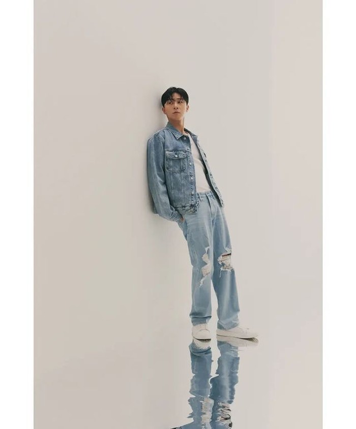 Pemotretan SS Collection 22 yang ditayangkan lewat Vogue Korea memperlihatkan Park Seo-joon sebagai 'Human Calvin Klein'. Untuk koleksi kali ini, Seo-joon membawakan tema 
