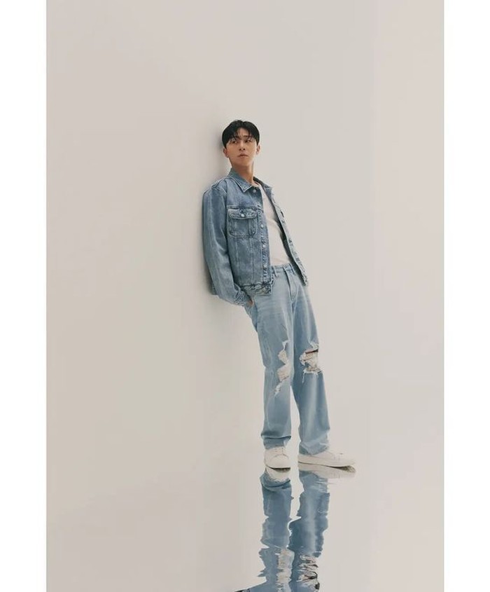 Pemotretan SS Collection 22 yang ditayangkan lewat Vogue Korea memperlihatkan Park Seo-joon sebagai 'Human Calvin Klein'. Untuk koleksi kali ini, Seo-joon membawakan tema