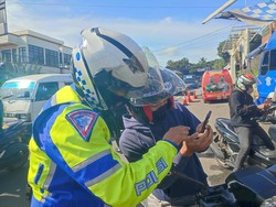 Razia Vaksin COVID di Simpang Gadog, Warga Belum Vaksinasi Langsung Disuntik