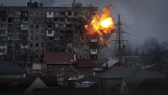 Ukraina Tuduh Tentara Rusia Curi Bus Evakuasi di Mariupol Ukraina menuding Rusia menghalangi upaya evakuasi warga di Mariupol dengan mencuri belasan bus evakuasi yang hendak mengangkut warga ke luar kota.