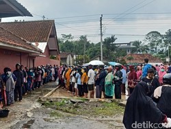 Demi Minyak Goreng Murah, Warga di Banjarnegara Rela Antre-Kehujanan