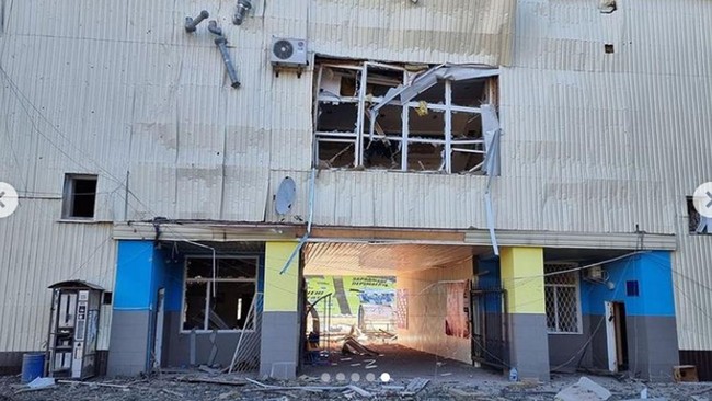 Invasi Rusia ke Ukraina memasuki hari ke-18 pada Minggu (13/3). Pimpinan militer Rusia Mayor Jenderal Andrei Sukhovetsky tewas saat agresi.