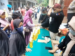 Video Antusiasme Warga di Kulon Progo, Vaksin Bonus Minyak Goreng Murah