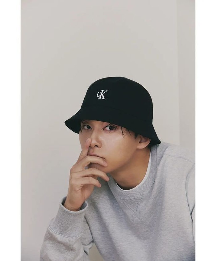 Tidak hanya itu, aktor Hwarang ini juga mengenakan bucket hat berwarna hitam dengan logo CK yang dipadukan dengan sweater abu-abu. Outfit ini juga termasuk dalam koleksi SS22 Calvin Klein Jeans. / foto: instagram.com/voguekorea