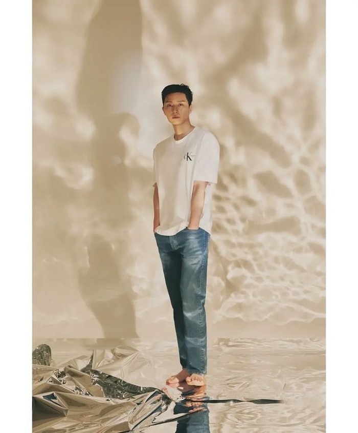 Tubuhnya yang tinggi dan parasnya yang tampan membuat Park Seo Joon dinilai cocok mewakili brand Calvin Klein Jeans. Tak lupa dengan gayanya yang sporty dan juga elegan, membuat outfit yang dikenakan Seo Joon terlihat bagus. Setuju, Beauties? / foto: instagram.com/voguekorea