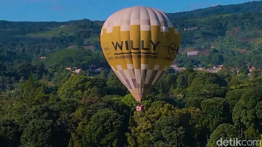 Wisata naik balon udara di Sari Ater Subang
