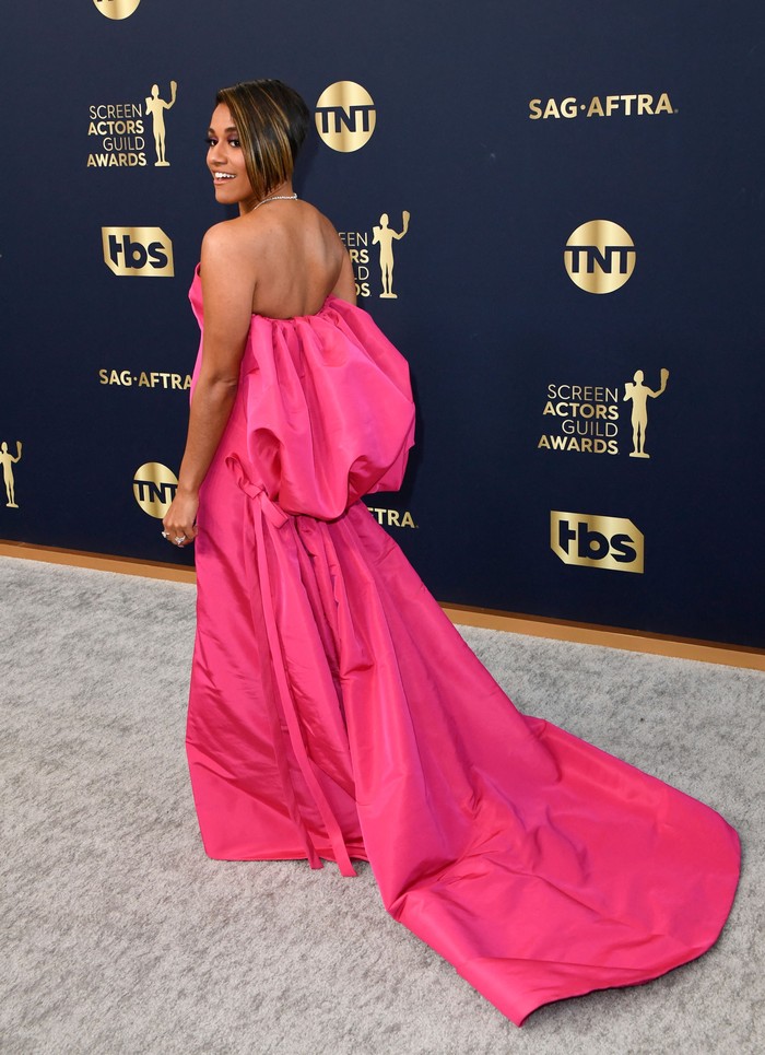 Aktris peraih piala Oscar, Ariana DeBose terlihat elegan dalam gaun strapless saat hadir di SAG Awards 2022. Terlihat simpel di depan, namun ternyata dramatis pada bagian belakang lewat siluet mengembang dan ekor.Foto: AFP via Getty Images/PATRICK T. FALLON