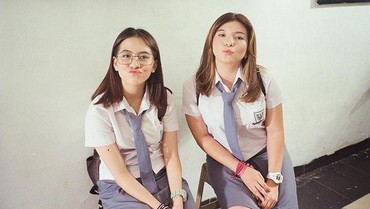 img-title Aksi Adhisty Zara & Shaloom Razade 'Ciuman Bibir' Jadi Sorotan