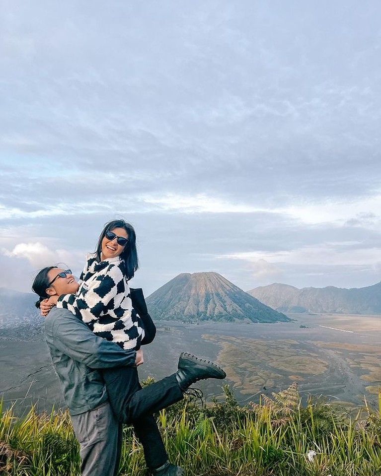Awkarin dan Gangga Kusuma diketahui telah lamaran bahkan segera menikah namun diisukan putus. Yuk, intip potretnya!