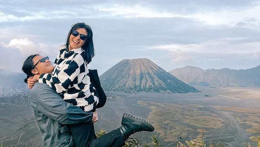 Awkarin dan Gangga Kusuma diketahui telah lamaran bahkan segera menikah namun diisukan putus. Yuk, intip potretnya!