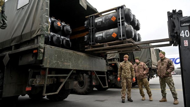 Pemerintah Joe Biden disebut diam-diam kirim rudal jarak jauh jenis ATACMS, bantu Ukraina lawan invasi Rusia.
