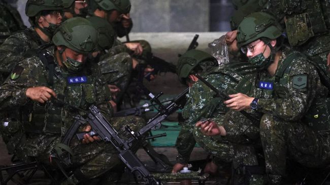 Taiwan tengah mempersiapkan perang usai menyebut militer China berulang kali melanggar garis median pulau itu.