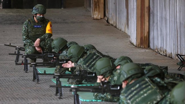 Warga Taiwan mengungkapkan serbuan China yang amat ditakuti sejumlah warga di kepulauan tersebut ketimbang aksi militer dari Negara Tirai Bambu.