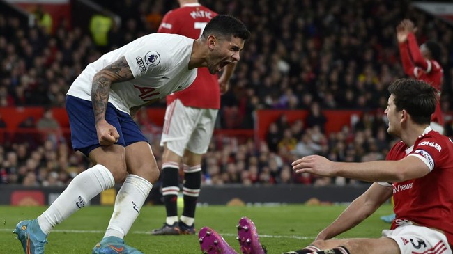 Bek Tottenham Hotspur, Cristian Romero disebut terkena karma karena meledek kapten Manchester United, Harry Maguire yang mencetak gol bunuh diri.