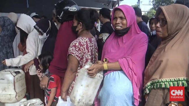 Surianti yang tengah hamil tua mengaku terpaksa antre minyak goreng karena punya usaha berdagang gorengan. 