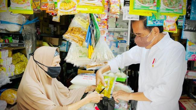 Jokowi menggelontorkan BLT minyak goreng sebesar Rp300 ribu per keluarga kepada 20,5 juta keluarga dan 2,5 juta pedagang gorengan.