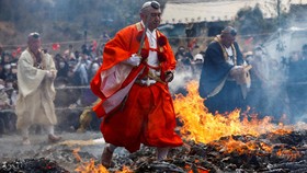 FOTO: Hiwatari, Festival Menyucikan Jiwa dengan Jalan di Atas Bara Api