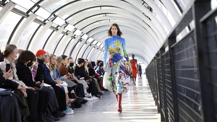 A model wears a creation for the Stella McCartney Ready To Wear Fall/Winter 2022-2023 fashion collection, unveiled during the Fashion Week in Paris, Monday, March 7, 2022. (Photo by Vianney Le Caer/Invision/AP)