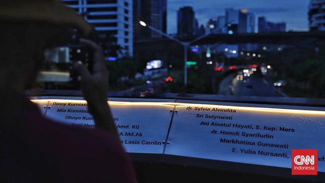 FOTO: Libur Akhir Pekan, JPO 'Kapal Pinisi' Diserbu Warga