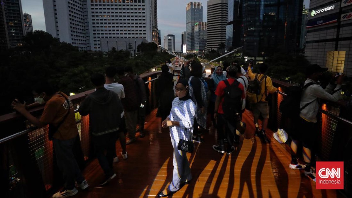 FOTO: Libur Akhir Pekan, JPO 'Kapal Pinisi' Diserbu Warga