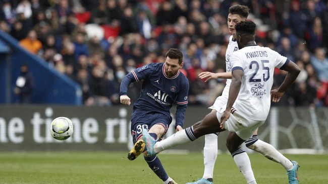 Lionel Messi dan Neymar mendapat perlakuan buruk dari suporter PSG dengan diejek lewat siulan saat melawan Girondins Bordeaux, Minggu (13/3).