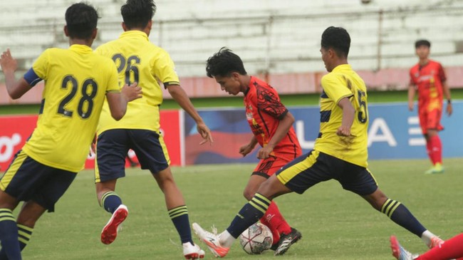 Video yang menunjukkan bek PS Siak Bruno Casimir tampak sengaja tidak mengambil bola dan membiarkan pemain Serpong City mencetak gol di Liga 3 viral.