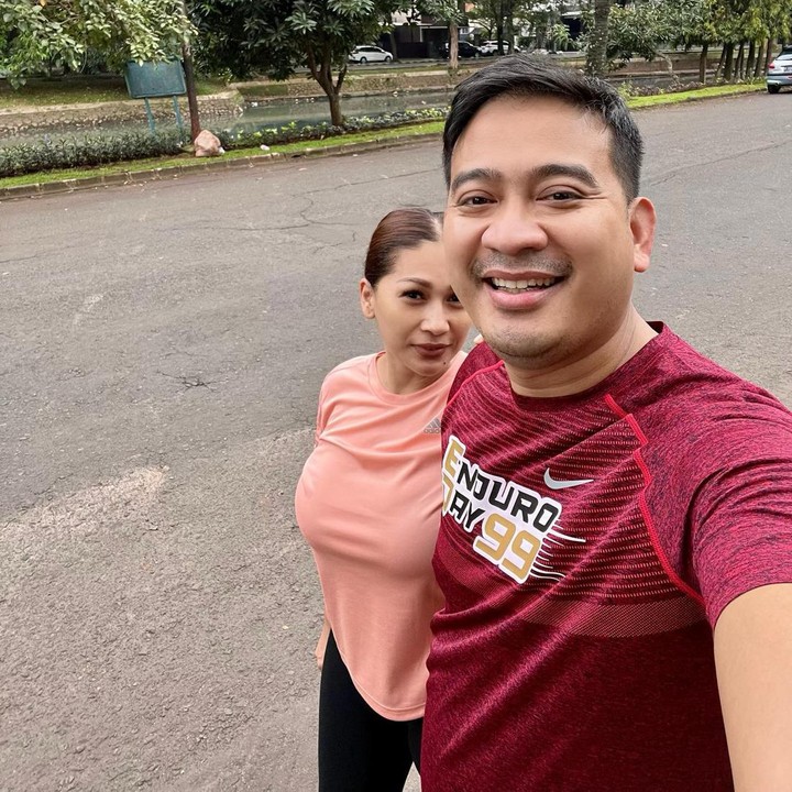 <p>Tata dan Brotoseno merupakan pasangan suami istri yang kerap tampil mesra. Meski sudah punya anak, keduanya tak pernah melupakan pentingnya <em>quality time</em> berdua lho. (Foto: Instagram @tatajaneetaofficial)</p>