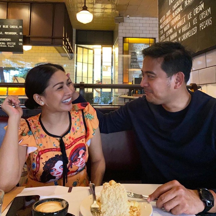 <p>Tata Janeeta menyebut Brotoseno sebagai mantan pacarnya nih, Bunda. Maksudnya, mantan pacar yang sudah jadi suami ya. (Foto: Instagram @tatajaneetaofficial)</p>