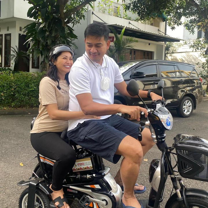 <p>Menurut Tata, dia dan sang suami memiliki banyak kemiripan nih. Tak heran bila keduanya selalu tampil kompak dan mesra di berbagai kesempatan, Bunda. (Foto: Instagram @tatajaneetaofficial)</p>