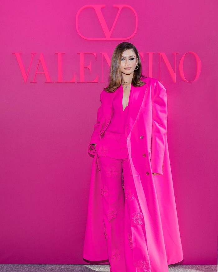 Pink tak selalu harus selalu feminin seperti dibuktikan Zendaya dalam setelan jas dan coat yang cenderung boyish. Foto: Instagram Maison Valentino