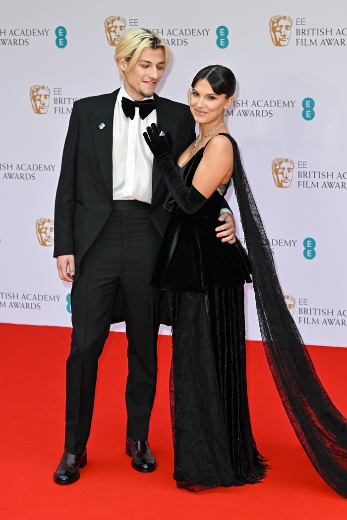 Jon Bongiovi memilih tail coat yang klasik dari Fendi di red carpet BAFTA. Busana jenis ini sendiri terbilang jarang dikenakan di karpet merah. Lewat cutting celana yang fitted ia berhasil tampil elegan tanpa berkesan terlalu retro. Foto: Corbis via Getty Images/Stephane Cardinale - Corbis