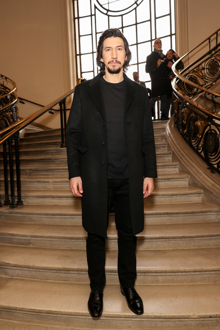 Adam Driver yang menjadi bintang iklan parfum Burberry turut hadir di fashion show rumah mode ini dalam balutan coat dengan kaus dan celana panjang. Foto: Dave Benett/Getty Images for Burberry/David M. Benett