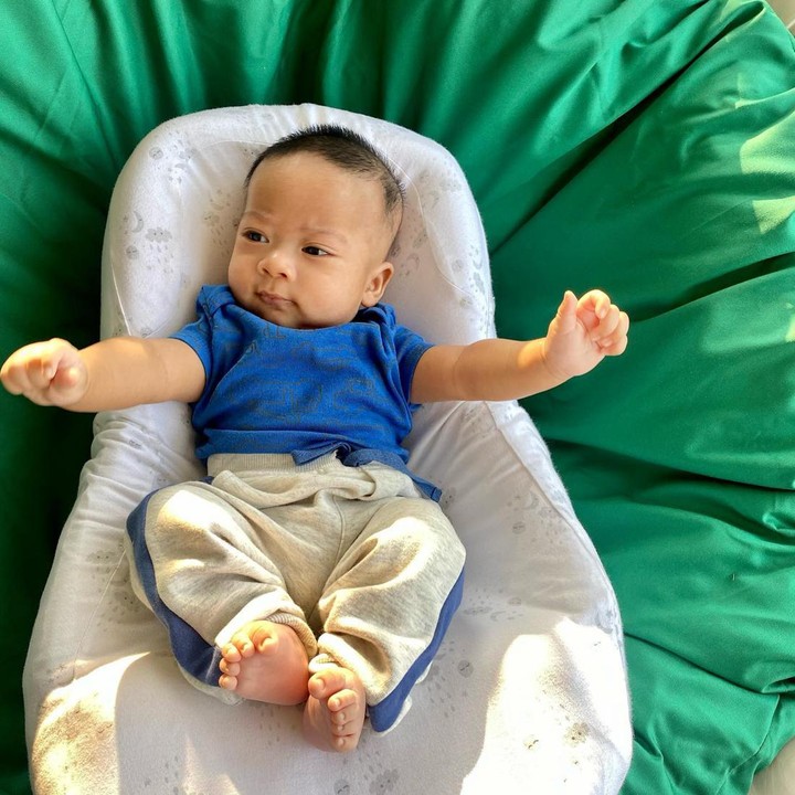 <p>Pada 25 Juni 2021, Tata Janeeta melahirkan seorang putra dari pernikahanya dengan Brotoseno. Bayi laki-laki ini diberi nama Raden Erlangga Danendra Brotoseno. (Foto: Instagram @tatajaneetaofficial)</p>