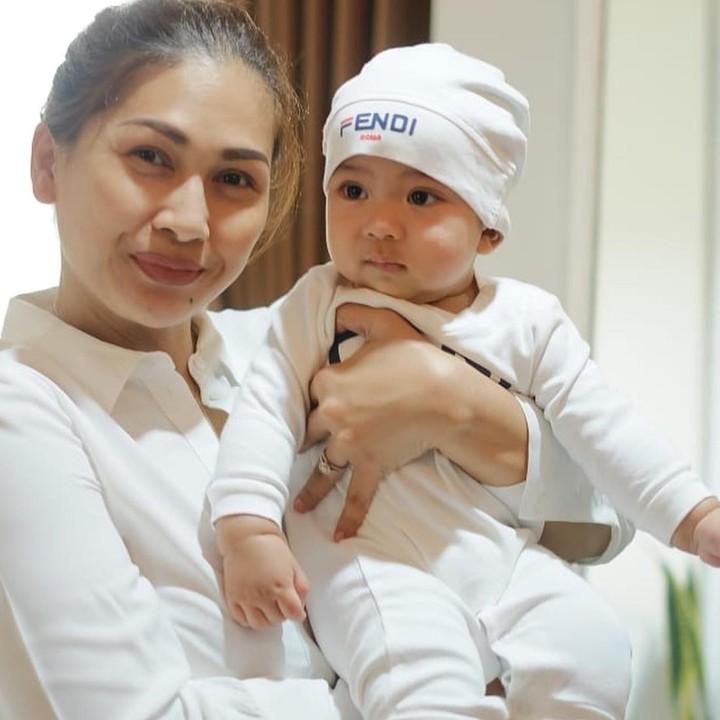 <p>Tata Janeeta membagikan kabar kelahiran sang putra di media sosial. Ia memperkenalkan nama panggilan putranya adalah Erlangga atau R. (Foto: Instagram @tatajaneetaofficial)</p>
