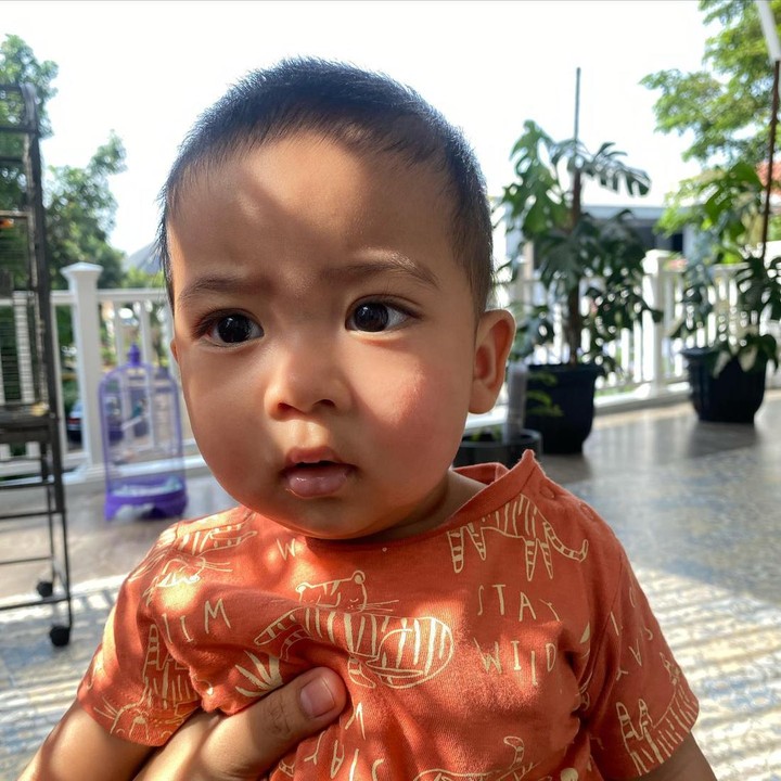 <p>Kira-kira baby R mirip siapa ya? Kalau kata Tata mirip dengan dirinya. Tapi, kata netizen, baby R mirip banget dengan sang Ayah. (Foto: Instagram @tatajaneetaofficial)</p>