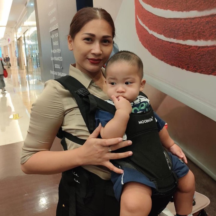 <p>Tata Janeeta sering menghabiskan waktu bersama Erlangga atau baby R nih, Bunda. Ia kerap mengajak putranya itu jalan-jalan ke luar rumah. (Foto: Instagram @tatajaneetaofficial)</p>