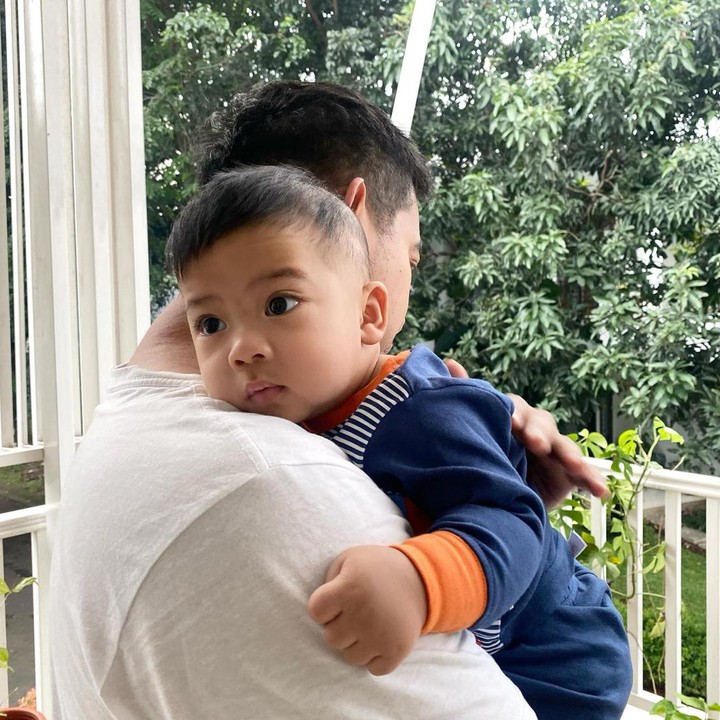 <p>Baby R kini sudah berusia 7 bulan lho. Ia mulai aktif bergerak dan menunjukkan banyak ekspresi. (Foto: Instagram @tatajaneetaofficial)</p>