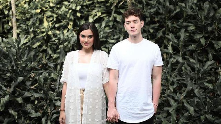 Audi Marissa dan Anthony Xie Pengakuan mengejutkan dari Anthony Xie bahwa sang istri Audi Marissa yang dulu Islam kini menganut Kristen. Yuk, intip potretnya!