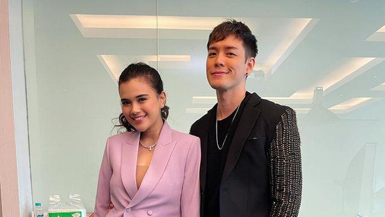 Audi Marissa dan Anthony Xie Pengakuan mengejutkan dari Anthony Xie bahwa sang istri Audi Marissa yang dulu Islam kini menganut Kristen. Yuk, intip potretnya!
