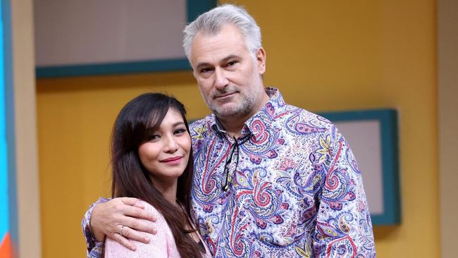 Suami model Baby Margaretha, Christian Bradach meninggal dunia pada Minggu (13/3) akibat kolesterol.
