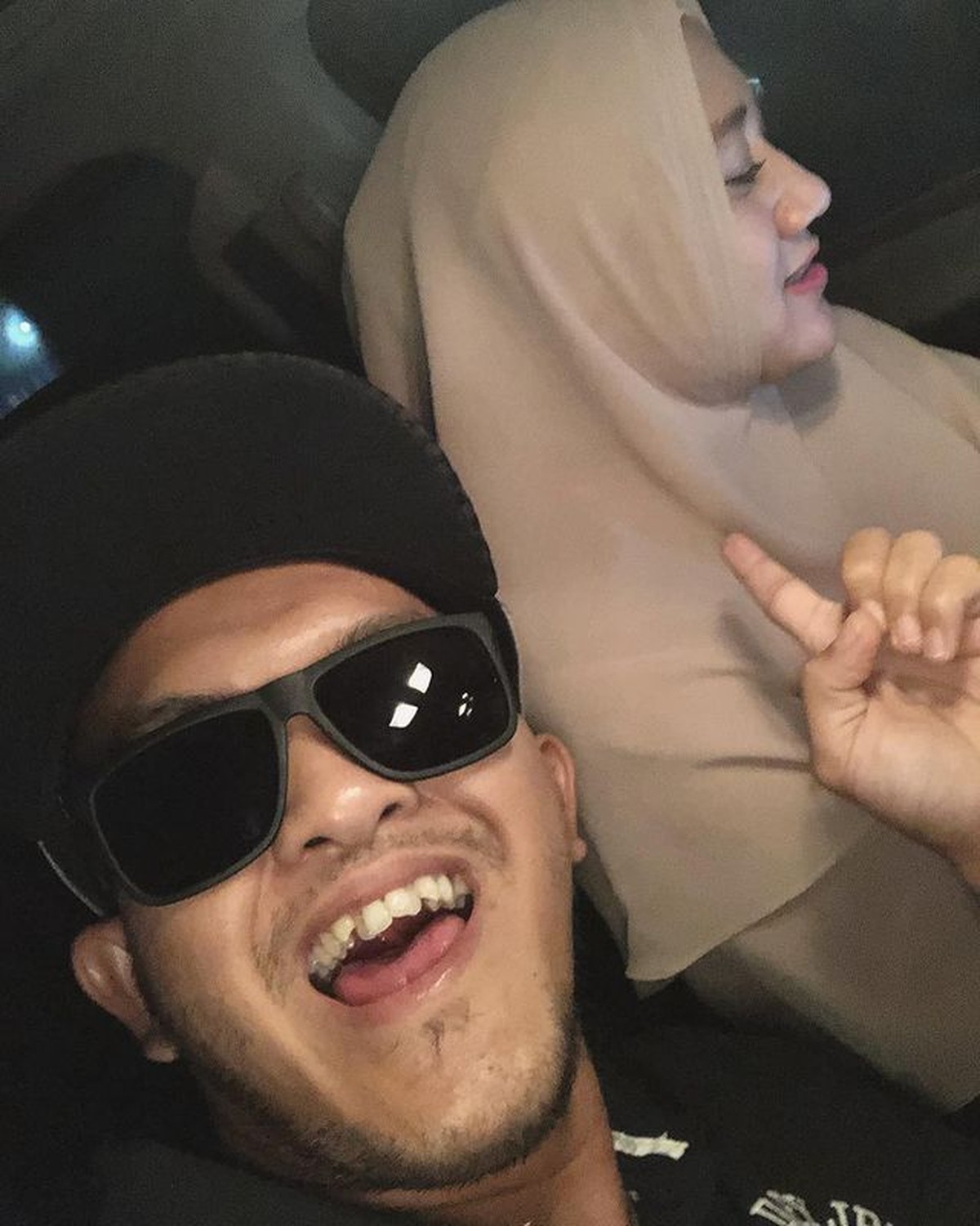 Caisar YKS dan sang istri Almaratu Intan jarang tersorot kini jadi perbincangan publik karena diisukan cerai&period; Yuk&comma; intip potret mereka&excl;