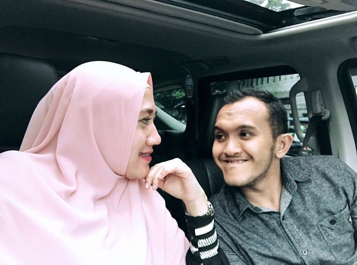 Caisar YKS dan sang istri Almaratu Intan jarang tersorot kini jadi perbincangan publik karena diisukan cerai&period; Yuk&comma; intip potret mereka&excl;