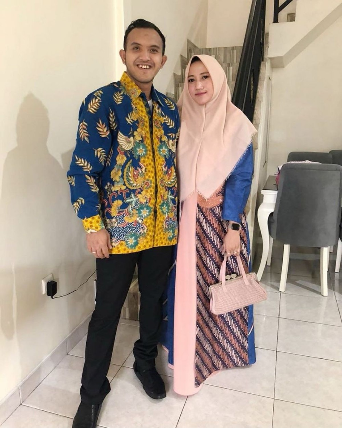 Caisar YKS dan sang istri Almaratu Intan jarang tersorot kini jadi perbincangan publik karena diisukan cerai&period; Yuk&comma; intip potret mereka&excl;