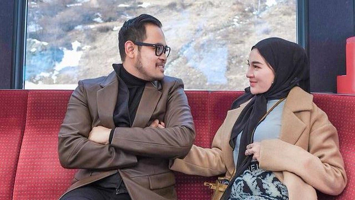 Gilang dan Shandy jadi sorotan usai klaim Paris Fashion Week&comma; kini dikabarkan pernah jadi tersangka&period; Yuk&comma; intip potret mereka liburan&excl;