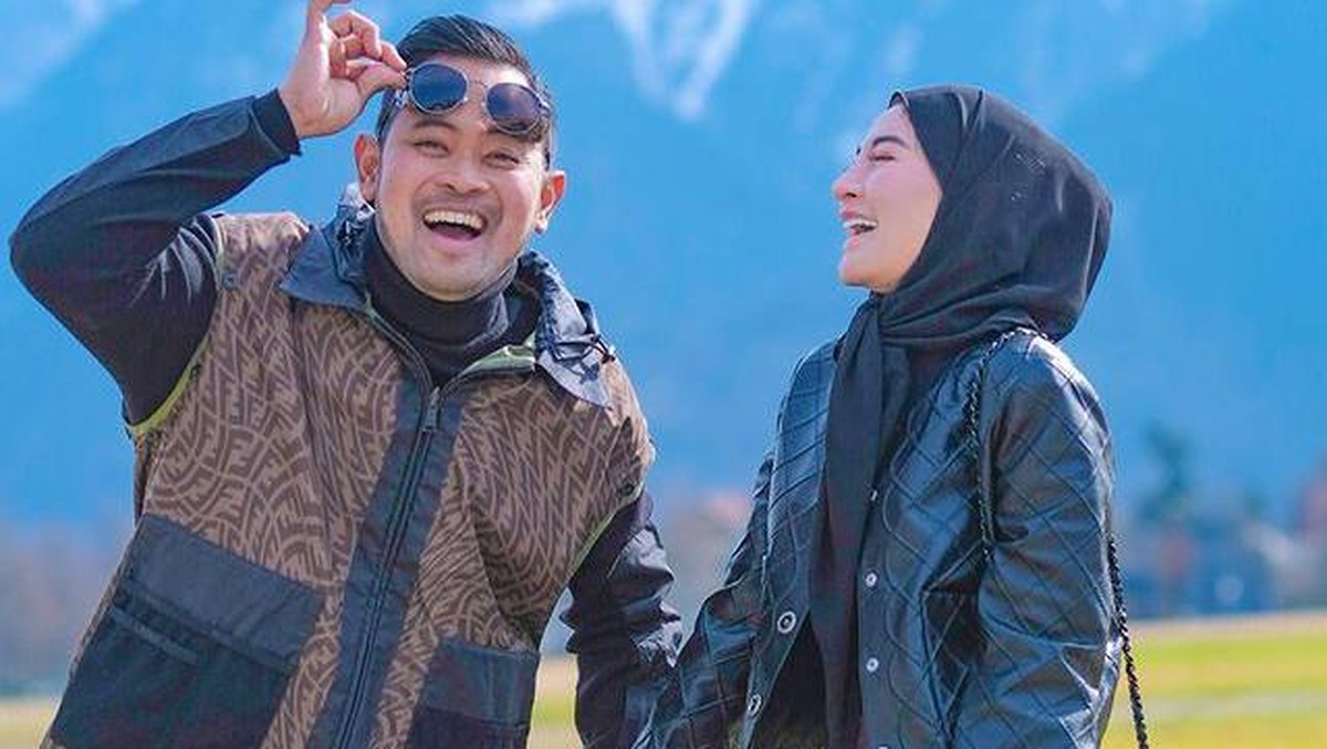 Gilang dan Shandy jadi sorotan usai klaim Paris Fashion Week&comma; kini dikabarkan pernah jadi tersangka&period; Yuk&comma; intip potret mereka liburan&excl;