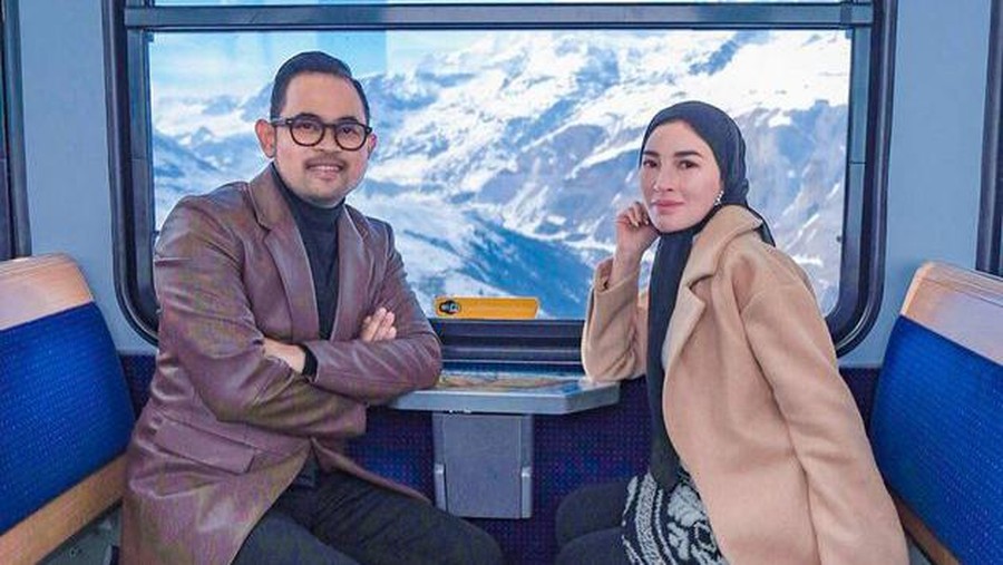 Gilang dan Shandy jadi sorotan usai klaim Paris Fashion Week, kini dikabarkan pernah jadi tersangka. Yuk, intip potret mereka liburan!