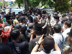 Massa Demo di Polres Jombang Minta Anak Kiai Tersangka Pencabulan Ditangkap