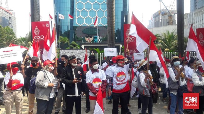 Komisaris Independen anak usaha PT Pupuk Indonesia (Persero), PT Mega Eltra, Immanuel Ebenezer didesak mundur karena diduga mendukung terorisme.