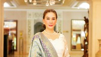 <p>Donna Latief kerap menampilkan potret keseharian bersama keluarga. Momen ini diambil ketika mereka sedang sarapan bersama sang putra, Adiro yang kini beranjak remaja. (Foto: Instagram @donna.latief)<br /><br /><br /></p>