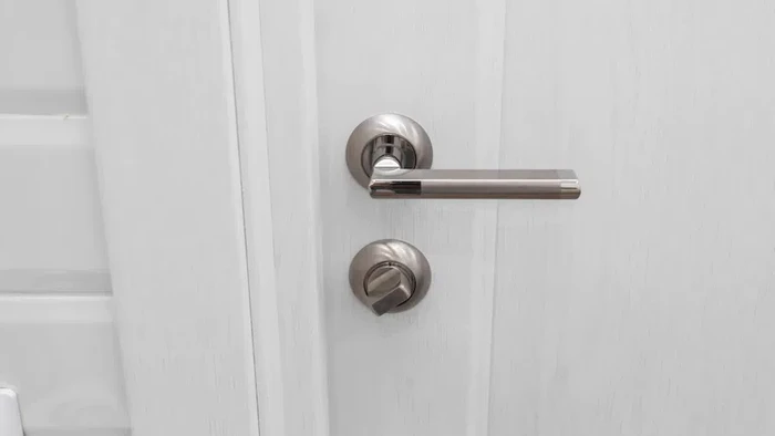 Pengaruhi Kekayaan, Ini 5 Alasan Kenapa Kamu Harus Tutup Lagi Pintu Kamar Mandi Usai Dipakai!